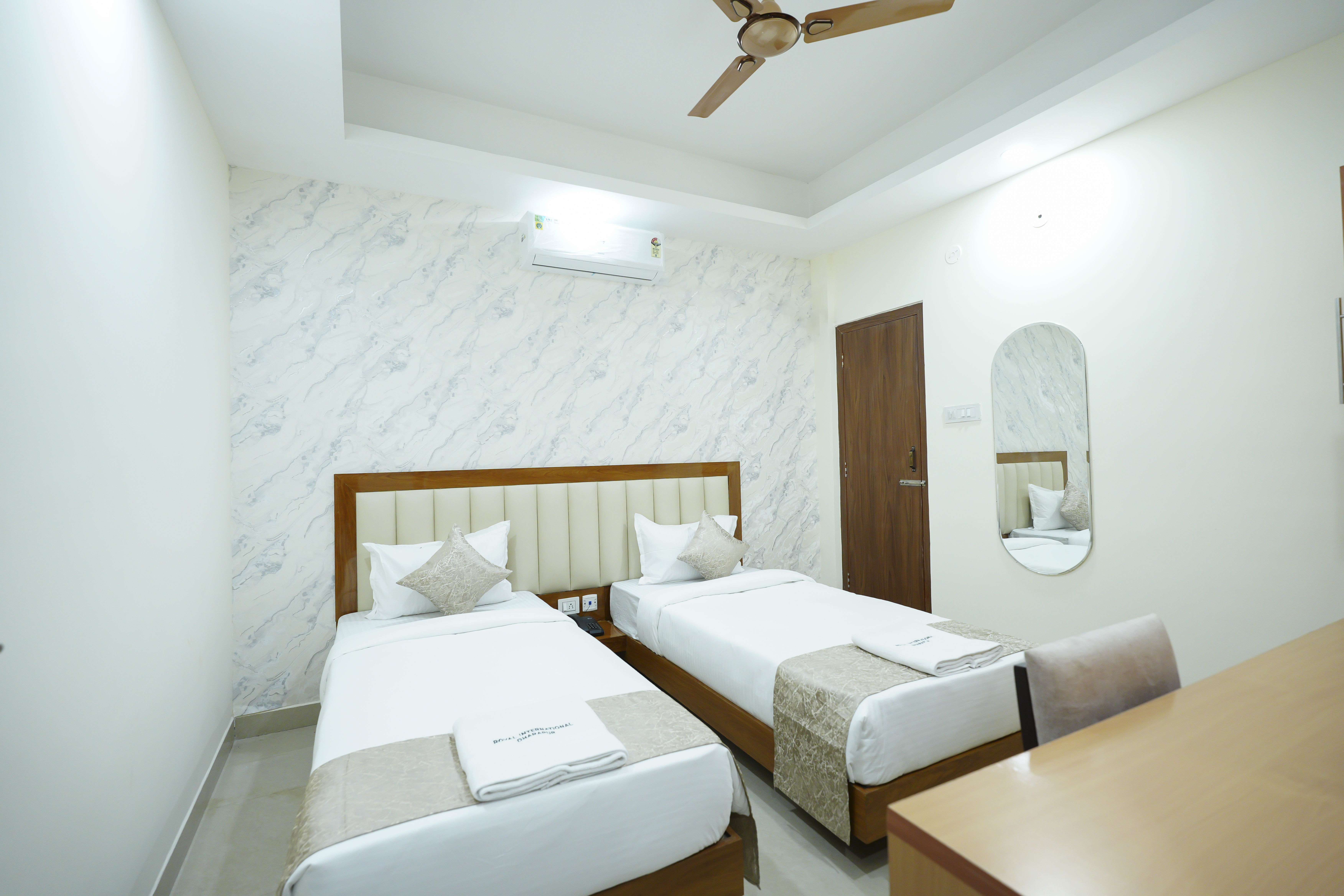 Deluxe Twin Bed Room